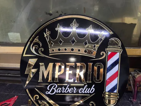 Aviso circular en acrílico con corte láser