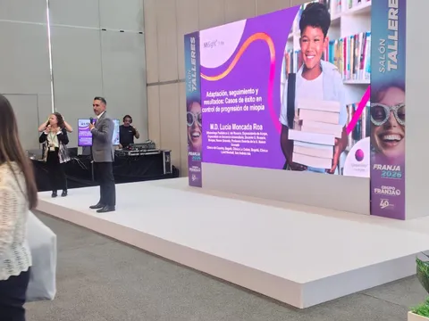 Escenografía y tarima para evento corporativo