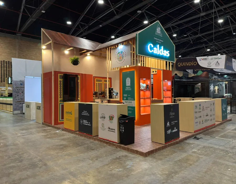 Stand institucional con arquitectura de madera