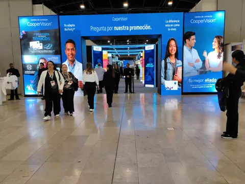 Activación de marca con entrada iluminada en evento corporativo